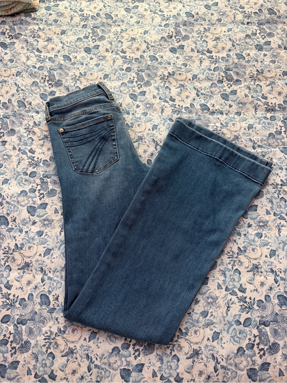 7 For All Mankind Women's Medium Wash Jeans (NWOT)